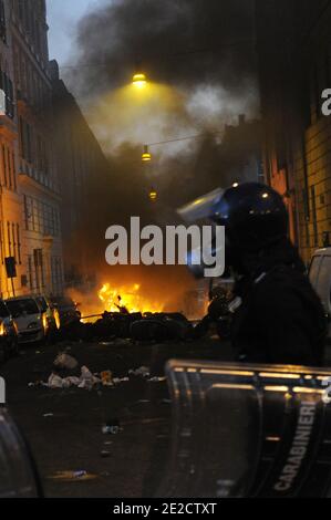 Zehntausende mit dem Spitznamen "Indignados" (die Empörten) marschierten am 15. oktober 2011 in Rom, Italien, als Proteste gegen Kapitalismus und Sparmaßnahmen global wurden. In der Innenstadt brach Gewalt aus, wo einige Demonstranten Schaufenster zerschlugen und Autos in Fackeltauflagen. Foto von Eric Vandeville/ABACAPRESS.COM Stockfoto