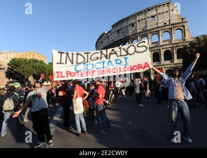 Zehntausende mit dem Spitznamen "Indignados" (die Empörten) marschierten am 15. oktober 2011 in Rom, Italien, als Proteste gegen Kapitalismus und Sparmaßnahmen global wurden. In der Innenstadt brach Gewalt aus, wo einige Demonstranten Schaufenster zerschlugen und Autos in Fackeltauflagen. Foto von Eric Vandeville/ABACAPRESS.COM Stockfoto