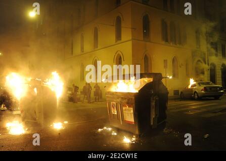 Zehntausende mit dem Spitznamen "Indignados" (die Empörten) marschierten am 15. oktober 2011 in Rom, Italien, als Proteste gegen Kapitalismus und Sparmaßnahmen global wurden. In der Innenstadt brach Gewalt aus, wo einige Demonstranten Schaufenster zerschlugen und Autos in Fackeltauflagen. Foto von Eric Vandeville/ABACAPRESS.COM Stockfoto