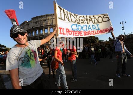 Zehntausende mit dem Spitznamen "Indignados" (die Empörten) marschierten am 15. oktober 2011 in Rom, Italien, als Proteste gegen Kapitalismus und Sparmaßnahmen global wurden. In der Innenstadt brach Gewalt aus, wo einige Demonstranten Schaufenster zerschlugen und Autos in Fackeltauflagen. Foto von Eric Vandeville/ABACAPRESS.COM Stockfoto