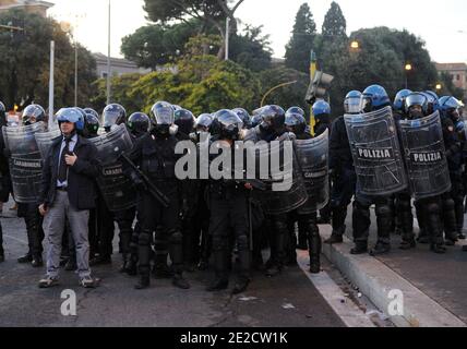 Zehntausende mit dem Spitznamen "Indignados" (die Empörten) marschierten am 15. oktober 2011 in Rom, Italien, als Proteste gegen Kapitalismus und Sparmaßnahmen global wurden. In der Innenstadt brach Gewalt aus, wo einige Demonstranten Schaufenster zerschlugen und Autos in Fackeltauflagen. Foto von Eric Vandeville/ABACAPRESS.COM Stockfoto