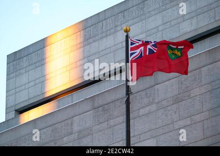 Die Flagge der kanadischen Provinz Ontario fliegt im Wind vor einem Provinzgericht in Ottawa. Stockfoto