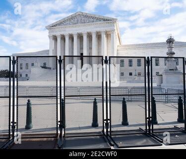 Washington, DC, USA. Januar 2021. Nicht-skalierbare Zäune neu um den Obersten Gerichtshof installiert. Quelle: Michael Brochstein/ZUMA Wire/Alamy Live News Stockfoto