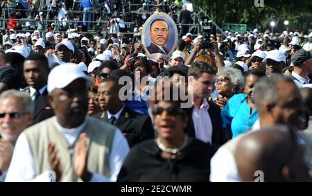 Menschen besuchen eine Einweihungszeremonie im Martin Luther King Memorial in der National Mall 16. Oktober 2011 in Washington, DC. Präsident Barack Obama, Entertainer, Bürgerrechtler und andere nehmen an der Zeremonie Teil, um das Denkmal dem 1968 ermordeten Bürgerrechtler Rev. Dr. Martin Luther King offiziell zu widmen.Foto: Olivier Douliery/ABACAPRESS.COM Stockfoto