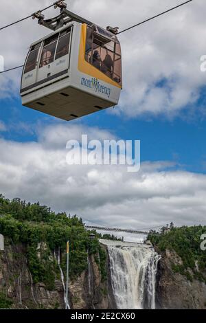 Quebec City, Kanada, Juli 2012 - Seilbahn, die Touristen auf den Gipfel der Montmorency Falls transportiert Stockfoto