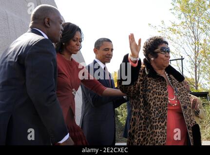 Die Sängerin Aretha Franklin (R) nimmt Beifall entgegen, als sie ihre Vorstellung mit US-Präsident Barack Obama, First Lady Michelle Obama und Harry Johnson, Präsident und CEO des MLK National Memorial Project Fund (L), bei der Einweihung des Martin Luther King, beendet. JR Memorial auf der National Mall in Washington DC USA, 16. Oktober 2011. Foto von Mike Theiler/ABACAPRESS.COM Stockfoto