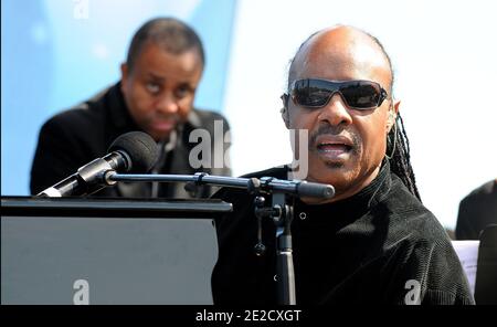 Sänger Stevie Wonder tritt während einer Einweihungsfeier im Martin Luther King Memorial in der National Mall am 16. Oktober 2011 in Washington, DC auf. Präsident Barack Obama, Entertainer, Bürgerrechtler und andere nehmen an der Zeremonie Teil, um das Denkmal dem Bürgerrechtler Rev. Dr. Martin Luther King, der 1968 ermordet wurde, offiziell zu widmen. Foto von Olivier Douliery/ABACAPRESS.COM Stockfoto