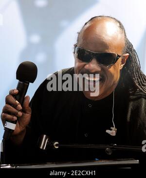 Sänger Stevie Wonder tritt während einer Einweihungsfeier im Martin Luther King Memorial in der National Mall am 16. Oktober 2011 in Washington, DC auf. Präsident Barack Obama, Entertainer, Bürgerrechtler und andere nehmen an der Zeremonie Teil, um das Denkmal dem Bürgerrechtler Rev. Dr. Martin Luther King, der 1968 ermordet wurde, offiziell zu widmen. Foto von Olivier Douliery/ABACAPRESS.COM Stockfoto