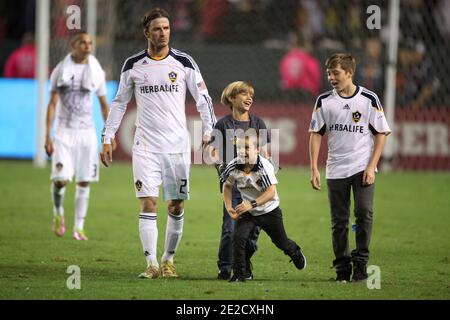 David Beckham mit seinen Söhnen Romeo, Brooklyn und Cruz auf dem Feld nach dem MLS-Fußballspiel zwischen LA Galaxy und Chivas USA in Los Angeles, CA, USA, 16. Oktober 2011. Foto von Lionel Hahn/ABACAPRESS.COM Stockfoto