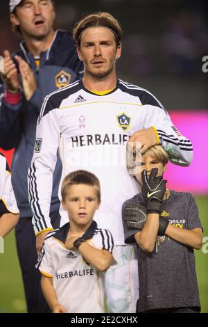 David Beckham mit seinen Söhnen Romeo, Brooklyn und Cruz auf dem Feld nach dem MLS-Fußballspiel zwischen LA Galaxy und Chivas USA in Los Angeles, CA, USA, 16. Oktober 2011. Foto von Lionel Hahn/ABACAPRESS.COM Stockfoto