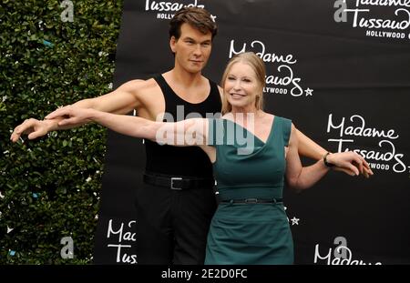 Lisa Swayze enthüllt ihren verstorbenen Ehemann Patrick Swayze Wachsfigur in seiner ikonischen Rolle als Johnny Castle von "Dirty Dancing" im Madame Tussauds Hollywood in Los Angeles, CA, USA am 18. Oktober 2011. Foto von Lionel Hahn/ABACAPRESS.COM Stockfoto