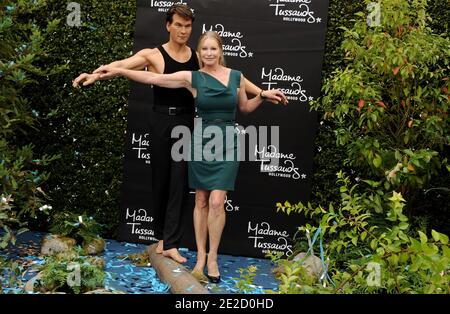 Lisa Swayze enthüllt ihren verstorbenen Ehemann Patrick Swayze Wachsfigur in seiner ikonischen Rolle als Johnny Castle von "Dirty Dancing" im Madame Tussauds Hollywood in Los Angeles, CA, USA am 18. Oktober 2011. Foto von Lionel Hahn/ABACAPRESS.COM Stockfoto