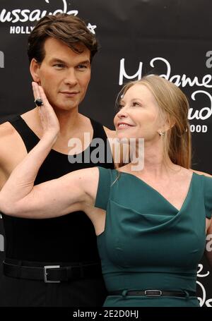 Lisa Swayze enthüllt ihren verstorbenen Ehemann Patrick Swayze Wachsfigur in seiner ikonischen Rolle als Johnny Castle von "Dirty Dancing" im Madame Tussauds Hollywood in Los Angeles, CA, USA am 18. Oktober 2011. Foto von Lionel Hahn/ABACAPRESS.COM Stockfoto