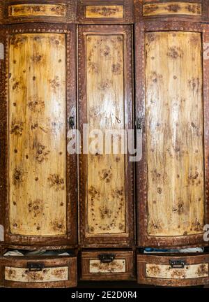 Antiker sowjetischer Holzschrank mit drei Türen und Schubladen Stockfoto