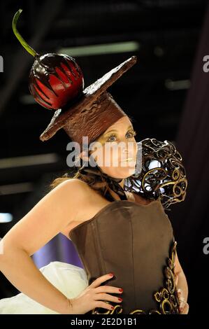 Valentine Feau zeigt eine Schokoladenkreation bei der Eröffnungsshow des 17. 'Salon du Chocolat', das am 19. Oktober 2011 in Porte de Versailles in Paris, Frankreich, stattfand. Foto von Nicolas Briquet/ABACAPRESS.COM Stockfoto