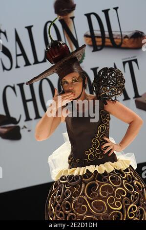 Valentine Feau zeigt eine Schokoladenkreation bei der Eröffnungsshow des 17. 'Salon du Chocolat', das am 19. Oktober 2011 in Porte de Versailles in Paris, Frankreich, stattfand. Foto von Giancarlo Gorassini/ABACAPRESS.COM Stockfoto