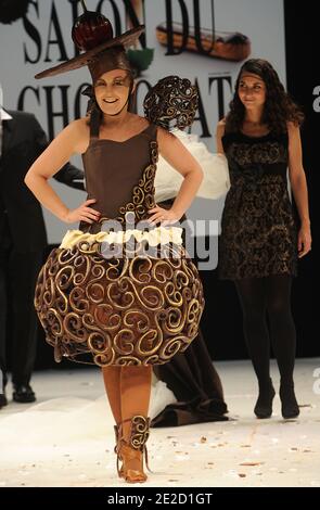 Valentine Feau zeigt eine Schokoladenkreation bei der Eröffnungsshow des 17. 'Salon du Chocolat', das am 19. Oktober 2011 in Porte de Versailles in Paris, Frankreich, stattfand. Foto von Giancarlo Gorassini/ABACAPRESS.COM Stockfoto