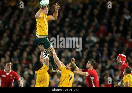 Australien besiegt Wales 21 bis 18 während des Rugby World Cup Bronzemedaillenspiels 2011 im Eden Park in Auckland, Neuseeland am 21. Oktober 2011. Foto von Lionel Hahn/ABACAPRESS.COM Stockfoto