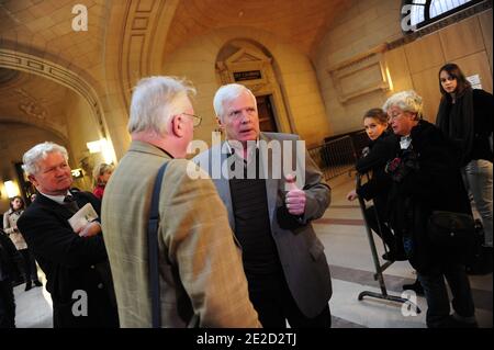 Der Franzose Andre Bamberski im Justizpalast des deutschen Kardiologen Dieter Krombach, der am 21. Oktober 2011 in Paris den Mord an Kalinka Bamberski begangen hat. Das französische Gericht entschied heute, den Prozess gegen den deutschen Arzt fortzusetzen, der beschuldigt wird, seine damals 14-jährige Stieftochter Kalinka Bamberski im Sommer 1982 vergewaltigt und getötet zu haben, während sie mit ihrer Mutter in Krombachs Haus am Bodensee, Süddeutschland, Urlaub machte. Ein Gericht in Deutschland entschied, dass Krombach nicht für den Tod verantwortlich gemacht werden konnte, aber 1995 fand ein Gericht in Paris den Doct Stockfoto