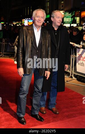 Jean-Pierre Dardenne (links) und Luc Dardenne (rechts) bei der Premiere von A Kid with a Bike im VUE, Leicester Square, London, Großbritannien, gezeigt im Rahmen des 55. BFI London Film Festival, Freitag, 21. Oktober 2011. Foto von Aurore Marechal/ABACAPRESS.COM Stockfoto