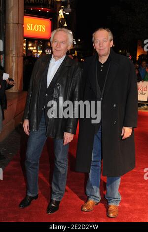 Jean-Pierre Dardenne (links) und Luc Dardenne (rechts) bei der Premiere von A Kid with a Bike im VUE, Leicester Square, London, Großbritannien, gezeigt im Rahmen des 55. BFI London Film Festival, Freitag, 21. Oktober 2011. Foto von Aurore Marechal/ABACAPRESS.COM Stockfoto