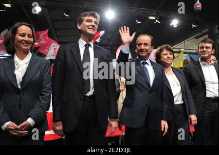 Segolene Royal, Arnaud Montebourg, Francois Hollande, Martine Aubry und Manuel Valls nehmen am 22. Oktober 2011 an einem Treffen in der "La Halle Fressinet" in Paris Teil. Francois Hollande wurde bei den bevorstehenden französischen Präsidentschaftswahlen im Mai 2012 zum Kandidaten der Sozialistischen Partei Frankreichs ernannt. Foto von Christophe Guibbaud/ABACAPRESS.COM Stockfoto