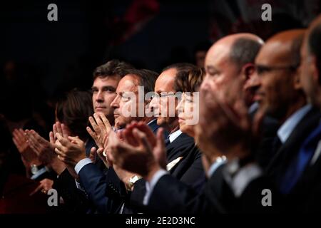 Arnaud Montebourg, Jean-Pierre Bel, Francois Hollande, Martine Aubry, Jean-Michel Baylet bei einem Treffen in der 'Halle Fressinet', Paris, Frankreich, am 22. Oktober 2011. Francois Hollande wurde bei den bevorstehenden französischen Präsidentschaftswahlen im Mai 2012 zum Kandidaten der Sozialistischen Partei Frankreichs ernannt. Foto von Jean-Luc Luyssen/ABACAPRESS.COM Stockfoto