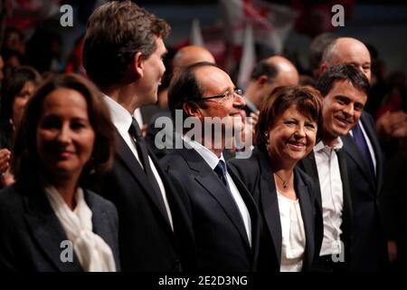 Segolene Royal, Arnaud Montebourg, Francois Hollande, Martine Aubry und Manuel Valls bei einem Treffen in der 'Halle Fressinet', Paris, Frankreich, am 22. Oktober 2011. Francois Hollande wurde bei den bevorstehenden französischen Präsidentschaftswahlen im Mai 2012 zum Kandidaten der Sozialistischen Partei Frankreichs ernannt. Foto von Jean-Luc Luyssen/ABACAPRESS.COM Stockfoto