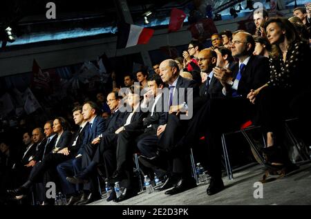 Benoit Hamon, Laurent Fabius, Bertrand Delnoe, Segolene Royal, Arnaud Montebourg, Jean-Pierre Bel, Kandidat der Sozialistischen Partei Frankreichs (PS) für die Präsidentschaftswahl 2012, Francois Hollande, Martien Aubry, Manuel Valls, Jean-Michel Baylet, Harlem Desir, Pierre Moscovici Valerie Trierweiler sind während der Parteiführung in Halle, Freyssinet, abgebildet. Frankreich am 22. Oktober 2011. Die französische Sozialistische Partei ernannte Francois Hollande während dieser Konvention offiziell zum Kandidaten für die Präsidentschaftswahlen im nächsten Jahr, was Umfragen zufolge für ihn ein Sieg sein wird. Foto-Ch Stockfoto