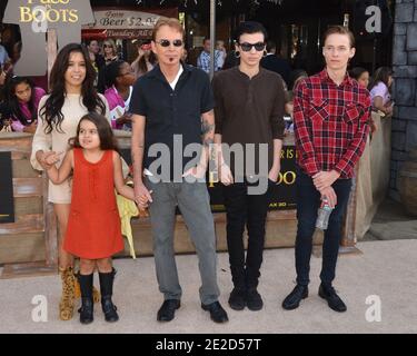 Billy Bob Thornton und Familie kommen für 'Puss in Boots' Los Angeles Premiere im Regency Village Theater in Westwood, Los Angeles, CA, USA am 23. Oktober 2011. Foto von Tony DiMaio/Abalos Angeles, CAPRESS.COM Stockfoto