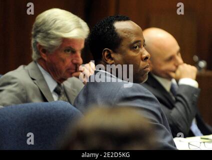 Dr. Conrad Murray (C), der ehemalige Leibarzt des verstorbenen Sängers Michael Jackson, sitzt mit seinen Rechtsanwälten J. Michael Flanagan (L) und Nareg Gourjian (R) während der Kreuzuntersuchung des Propofol-Experten Anästhesiologie Dr. Steven Shafer im Obergericht von Los Angeles während seines unfreiwilligen Totschlags in Los Angeles, Kalifornien, USA am 24. Oktober 2011. Murray plädierte auf nicht schuldig und steht vier Jahre Gefängnis und dem Verlust seiner medizinischen Lizenzen gegenüber, wenn er wegen unfreiwilligen Totschlags in Michael Jacksons Tod verurteilt wurde. Foto von Paul Buck/Pool/ABACAPRESS.COM Stockfoto