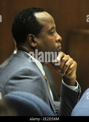 Dr. Conrad Murray, der ehemalige Leibarzt des verstorbenen Sängers Michael Jackson, lauscht während der Kreuzverhandlung des Propofol-Experten Dr. Steven Shafer am 24. Oktober 2011 im Obergericht Los Angeles während seines unfreiwilligen Totschlags in Los Angeles, Kalifornien, USA. Murray plädierte auf nicht schuldig und steht vier Jahre Gefängnis und dem Verlust seiner medizinischen Lizenzen gegenüber, wenn er wegen unfreiwilligen Totschlags in Michael Jacksons Tod verurteilt wurde. Foto von Paul Buck/Pool/ABACAPRESS.COM Stockfoto