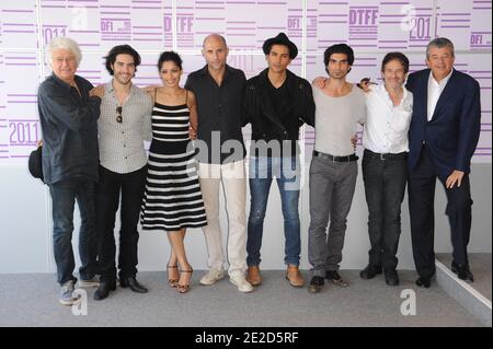 (L-R) der französische Regisseur Jean-Jacques Annaud, der französische Schauspieler Tahar Rahim, die indische Schauspielerin Freida Pinto, der britische Schauspieler Mark Strong, Jan Uddin, Akin Gazi, der Musikkomponist James Horner und der Produzent Tarak Ben Ammar posieren während einer Fotoaufnahme für Jean-Jacques Annaud's neuesten Film 'Black Gold', beim 3. Doha TriBeCa Film Festival, in Doha, Katar am 25. Oktober 2011. Foto von Ammar Abd Rabbo/ABACAPRESS.COM Stockfoto