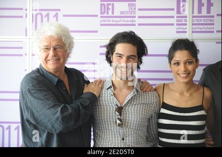 (L-R) der französische Regisseur Jean-Jacques Annaud, der französische Schauspieler Tahar Rahim und die indische Schauspielerin Freida Pinto posieren während einer Fotoaufnahme für Jean-Jacques Annauds neuesten Film "Black Gold", beim 3. Doha TriBeCa Film Festival, am 25. Oktober 2011 in Doha, Katar. Foto von Ammar Abd Rabbo/ABACAPRESS.COM Stockfoto