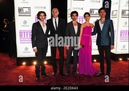 L-R : der französische Schauspieler Tahar Rahim, der britische Schauspieler Mark Strong, Akin Gazi, die indische Schauspielerin Freida Pinto, Jan Uddin kommen zur Vorführung von Jean-Jacques Annauds neuestem Film "Black Gold" am 3. Doha Tribeca Film Festival in Doha, Katar am 25. Oktober 2011. Foto von Ammar Abd Rabbo/ABACAPRESS.COM Stockfoto