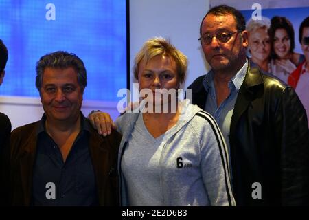(L-R) der französische Regisseur/Schauspieler Christian Clavier, die Schauspielerin Muriel Robin und der Schauspieler Jean Reno während einer Pressekonferenz vor der Vorführung des neuen Films 'on ne choisit pas sa famille', am 26. Oktober 2011 in Lille, Nordfrankreich. Foto von Sylvain Lefevre/ABACAPRESS.COM Stockfoto