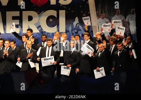 Frankreich Rugby Union-Spieler halten Plakate mit der Aufschrift "Danke", während sie mit ihren Anhängern feiern, auf dem "Place de la Concorde" in Paris, Frankreich am 26. Oktober 2011. Die französische Mannschaft kommt heute aus Neuseeland an, wo sie im Rugby-Weltcup-Finale von All Blacks geschlagen wurden. Foto von Mousse/ABACAPRESS.COM Stockfoto