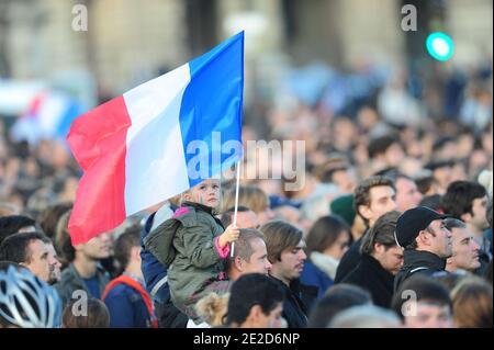 Die Anhänger der französischen Rugby-Union-Nationalmannschaft winken bei der Ankunft der Spieler am Place de la Concorde in Paris, Frankreich, am 26. Oktober 2011. Die französische Mannschaft kommt heute aus Neuseeland an, wo sie im Rugby-Weltcup-Finale von All Blacks geschlagen wurden. Foto von Mousse/ABACAPRESS.COM Stockfoto