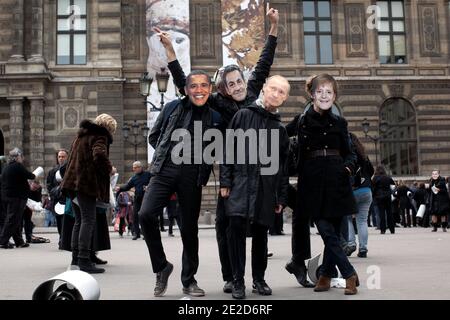 Aktivisten tragen Masken, auf denen die Staats- und Regierungschefs der G20, US-Präsident Barack Obama, der russische Ministerpräsident Wladimir Putin, die deutsche Bundeskanzlerin Angela Merkel und der französische Präsident Nicolas Sarkozy am 27. Oktober 2011 auf dem Place Royale in Paris, Frankreich, abgebildet sind. Die Demonstranten demonstrieren gegen ein Treffen der Staats- und Regierungschefs der Welt für den G20-Gipfel, der vom 3. Bis 4. November in der französischen Südstadt Cannes stattfinden wird. Foto von Stephane Lemouton/ABACAPRESS.COM Stockfoto