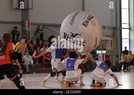 Das japanische Team (JPN) spielt am 26. Oktober 2011 beim 6. Sport Kin-Ball World Cup der Männer in Nantes, Westfrankreich. Foto von Laetitia Notarianni/ABACAPRESS.COM Stockfoto