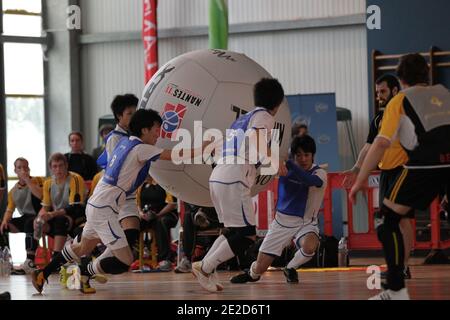 Das japanische Team (JPN) spielt am 26. Oktober 2011 beim 6. Sport Kin-Ball World Cup der Männer in Nantes, Westfrankreich. Foto von Laetitia Notarianni/ABACAPRESS.COM Stockfoto