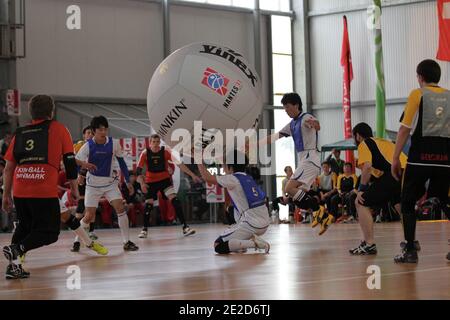 Japanische Mannschaft (JPN) beim 6. Sport Kin-Ball Weltcup der Männer in Nantes, Westfrankreich, am 26. Oktober 2011. Foto von Laetitia Notarianni/ABACAPRESS.COM Stockfoto