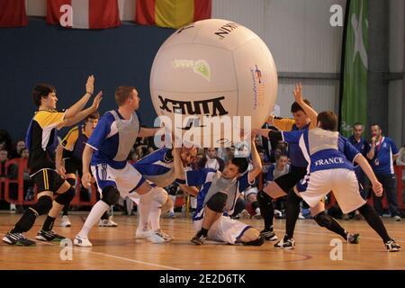 Französische Spieler (FRA) spielen am 26. Oktober 2011 beim 6. Sport Kin-Ball World Cup der Männer in Nantes, Westfrankreich. Foto von Laetitia Notarianni/ABACAPRESS.COM Stockfoto