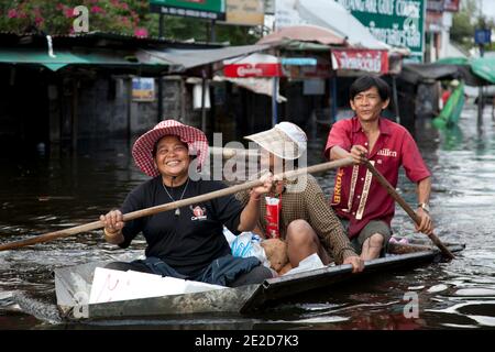 Flutopfer machen ihren Weg durch ein überflutetes Viertel im Ban Mai Distrikt von Bangkok, nördlich des Flughafens Don Muang, als steigende Wasser Teile von Bangkok, Thailand, bedrohen 26. Oktober 2011. Hunderte von Fabriken schlossen in der zentralen thailändischen Provinz Ayutthaya und Nonthaburi, als das Hochwasser Bangkok zu erreichen begann. Nach Angaben des Department of Disaster Prevention and Mitigation sind seit Ende Juli rund 370 Menschen bei Hochwasserereignissen ums Leben gekommen, wobei Thailand die schlimmsten Überschwemmungen seit 50 Jahren erlebt hat. Foto von Frederic Belge/ABACAPRESS.COM Stockfoto