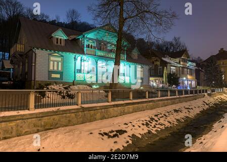 Krynica Zdroj, Polen - 26. Januar 2020: Winternachtsansicht der historischen Gebäude auf den Dietls Boulevards in Krynica Zdroj, dem berühmten Kurort im südlichen P Stockfoto