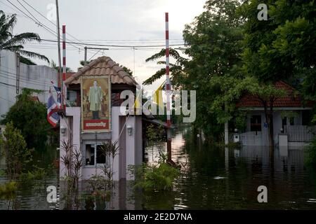 Flutopfer machen ihren Weg durch ein überflutetes Viertel im Ban Mai Distrikt von Bangkok, nördlich des Flughafens Don Muang, als steigende Wasser Teile von Bangkok, Thailand, bedrohen 26. Oktober 2011. Hunderte von Fabriken schlossen in der zentralen thailändischen Provinz Ayutthaya und Nonthaburi, als das Hochwasser Bangkok zu erreichen begann. Nach Angaben des Department of Disaster Prevention and Mitigation sind seit Ende Juli rund 370 Menschen bei Hochwasserereignissen ums Leben gekommen, wobei Thailand die schlimmsten Überschwemmungen seit 50 Jahren erlebt hat. Foto von Frederic Belge/ABACAPRESS.COM Stockfoto