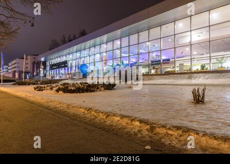 Krynica Zdroj, Polen - 26. Januar 2020: Nacht Winter Ansicht des modernen Gebäudes der Hauptpumpe Zimmer in Krynica Zdroj, berühmte Kurstadt in Südpolen Stockfoto