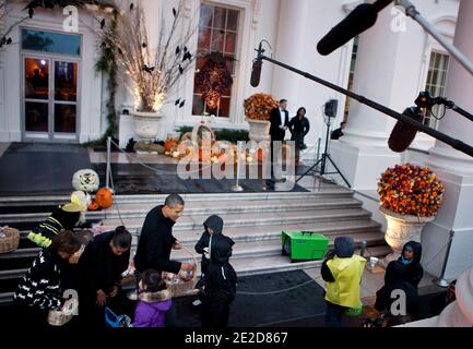 Präsident Barack Obama begrüßt am 29. Oktober 2011 mit First Lady Michelle Obama und ihrer Mutter Marian Robinson im Weißen Haus in Washington DC, USA, Trick or treaters. Präsident Barack Obama und First Lady Michelle Obama veranstalteten Militärfamilien und andere Tricks oder Behandlungen für eine Halloween-Party. Foto von Brendan Smialowski/ABACAPRESS.COM Stockfoto