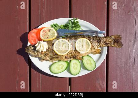 Draufsicht auf gerösteten Forellengericht mit Gemüse auf Holz Tabelle Stockfoto