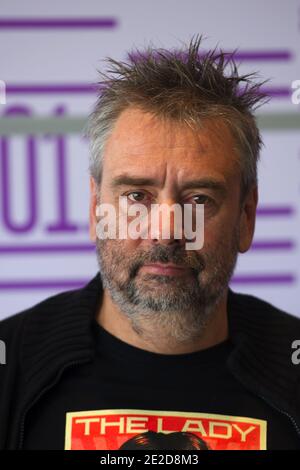 Der französische Regisseur Luc Besson posiert während der Fotoschau "The Lady" beim 3. Doha Tribeca Film Festival, am 29. Oktober 2011 in Doha, Katar. Foto von Ammar Abd Rabbo/ABACAPRESS.COM Stockfoto